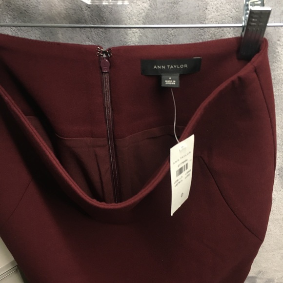 NWT Ann Taylor Burgundy Pencil Skirt Womens Size 0 - Picture 3 of 4